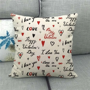Dettaglio della trama del copricuscino in lino per San Valentino con cuori rossi