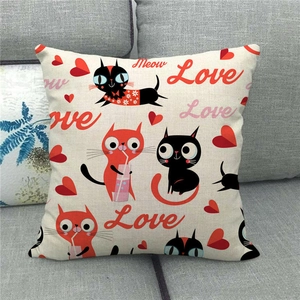 Federa per cuscino in lino con gatti e cuori su sfondo divano grigio moderno