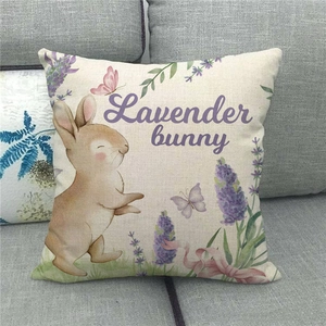 Oster-Kissenbezug aus Leinen mit Hasen- und Lavendel-Print auf grauem Sofa