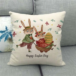 Detail der Frohe Ostern Kissenhülle mit Hasen-Illustration auf grauem Sofa