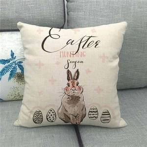 Detalle de funda de cojín de Pascua de lino con estampado de conejo en un sofá