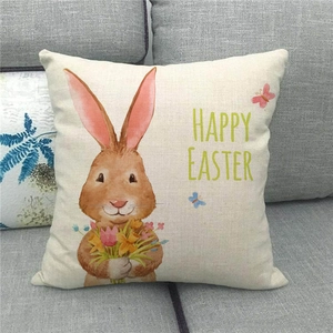 Detalle de funda de cojín de lino Felices Pascuas con conejo de acuarela y estampado floral