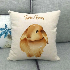 Funda de cojín de lino de Pascua con conejo acuarela en un sofá de tela gris