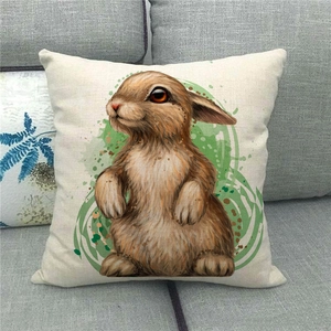 Funda de cojín de Pascua en lino con dibujo de conejo y acuarela verde en sofá