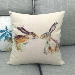 Textura detallada de la funda de cojín de Pascua en lino con conejos en estilo acuarela
