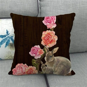 Detalle de la funda de cojín de Pascua de lino con estampado de conejo y flores en sofá