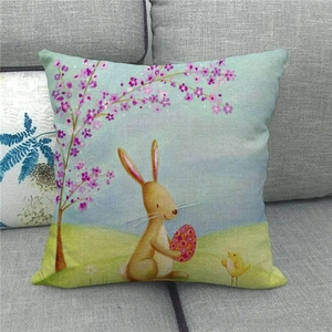 Detalle de la funda de cojín de lino para Pascua con diseño de conejo y huevos de colores