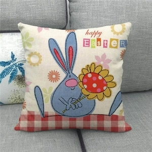Detalle de funda de cojín de Pascua de lino con conejo azul y texto de Happy Easter
