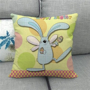 Detalle de funda de cojín de Pascua en lino con conejo azul, huevos y texto Hoppy Easter