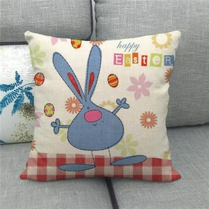 Funda de cojín de lino con conejo azul, huevos de colores y texto Happy Easter