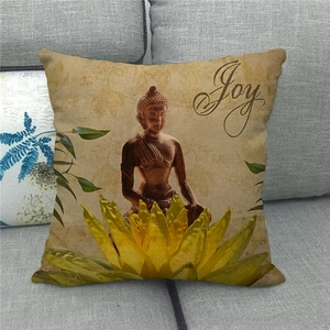 Détail de la housse de coussin en lin avec Bouddha et lotus sur un canapé gris