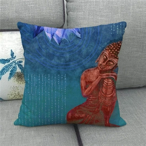 Détail de la housse de coussin en lin avec motif bouddha et lotus sur canapé gris