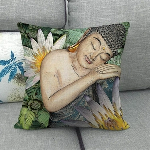 Housse de coussin en lin avec bouddha Amitabha et lotus sur canapé gris