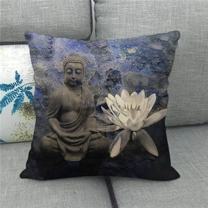 Housse de coussin en lin avec bouddha Amitabha et lotus sur un canapé gris