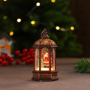 Dettaglio di lanterna natalizia vintage con statuina di Babbo Natale e luce calda
