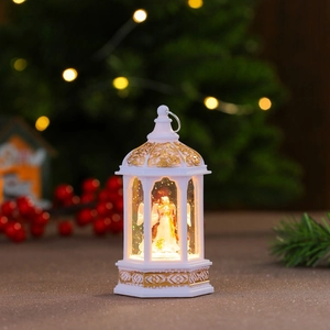 Vista dettagliata di una lanterna di Natale LED bianca con una statua di angelo