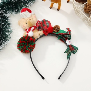 Détails d'un serre-tête de Noël avec ours mignon, nœud festif et éléments de décoration