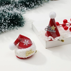 Détail de pinces à cheveux de Noël avec chapeaux pailletés, dentelle et texte de fête