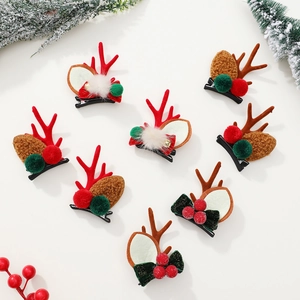 Lot de 8 barrettes de Noël bois de renne avec pompons en peluche sur fond blanc