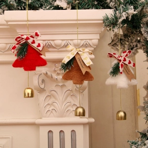 Cloches de Noël en peluche rouge marron et blanc suspendues avec nœuds sur cheminée