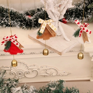 Ornements de cloches de Noël en peluche avec nœuds et aiguilles de pin pour décoration sapin