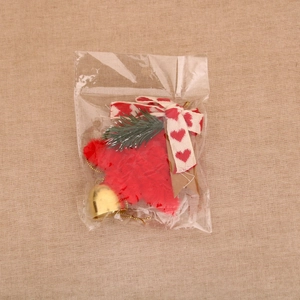 Ornement de Noël en peluche rouge avec nœud en feutre et clochette dorée sous sac