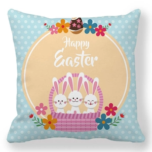 Detail eines Happy Easter Kissenbezugs mit Hasen im Korb und bunten Eiern