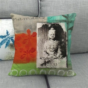 Detailansicht eines Kissenbezugs aus Leinen mit Buddha-Druck und Namaste-Schriftzug