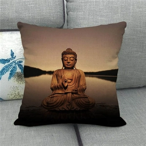 Detailansicht eines Kissenbezugs aus Leinen mit Buddha-Digitaldruck auf grauem Sofa