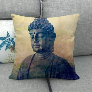 Detailansicht eines Leinenkissenbezugs mit Buddha-Porträt auf einem grauen Sofa