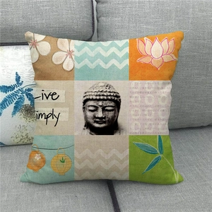 Detail des Leinen-Kissenbezugs mit Buddha-Motiven und Lotusmustern auf dem Sofa