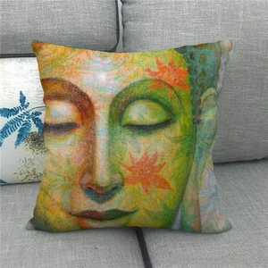 Detailaufnahme des Buddha-Kissenbezugs mit Leinestruktur und farbenfrohem Ahornblatt-Design
