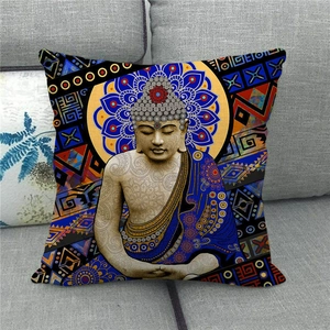 Detailstruktur des Kissenbezugs aus Leinen mit Buddha-Kunst und Mandala-Muster auf Sofa