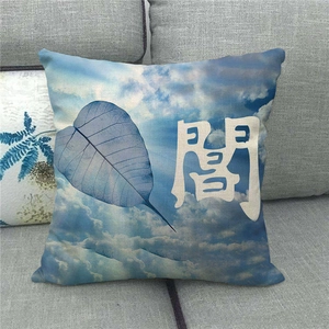 Detailaufnahme von Leinen-Kissenbezug mit Naturprint und chinesischer Kalligraphie auf dem Sofa