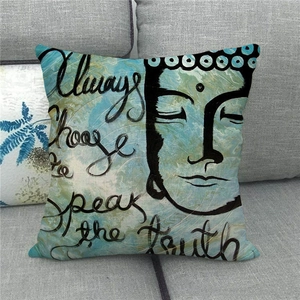 Detail eines Kissenbezugs aus Leinen mit Buddha-Illustration und Motivations-Text