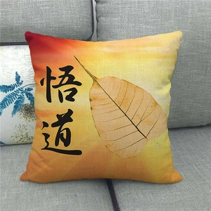 Detailaufnahme der Leinentextur des Kissenbezugs mit Zen-Farbverlauf und Kalligrafie