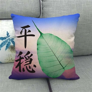 Leinen-Kissenbezug mit Bodhi-Blatt und Zen-Kalligrafie auf einem grauen Sofa-Hintergrund