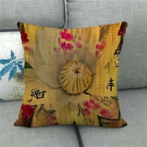 Detailansicht der Leinenkissenhülle mit chinesischer Kalligrafie und Blumenmuster