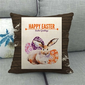 Detalle de funda de cojín de Pascua de lino con conejo sobre un sofá gris