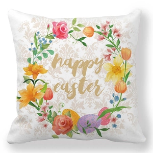 Λεπτομέρεια από λουλουδένιο στεφάνι Happy Easter με χρωματιστά αυγά σε λευκή μαξιλαροθήκη