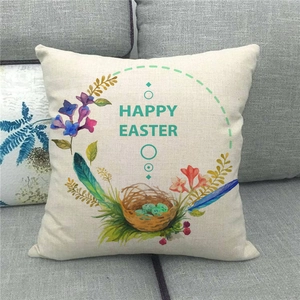 Detalle de funda de cojín de Pascua en lino con corona floral y nido de huevos