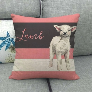 Detalle de funda de cojín de lino con dibujo de cordero y texto artístico de Lamb