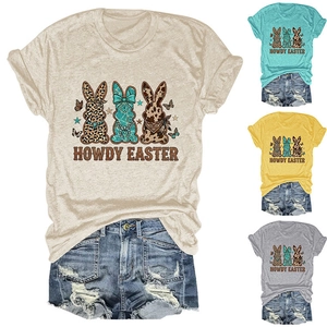 Détail du t-shirt Howdy Easter avec graphismes de lapins à motifs léopard et vache en couleurs