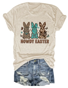 Vue à plat du t-shirt Howdy Easter avec lapins et short en jean délavé tendance