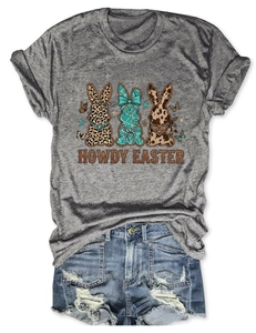 Détail du t-shirt gris Howdy Easter avec motifs de lapins imprimés léopard