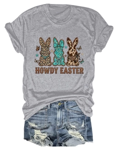 Détail du t-shirt gris Howdy Easter avec motifs lapins imprimé léopard et short en jean