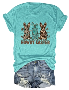 Détail du t-shirt turquoise avec imprimé lapin Howdy Easter et short en jean usé à revers