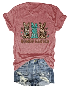 Détail à plat du t-shirt rouge rouille avec graphisme de lapins Howdy Easter vintage