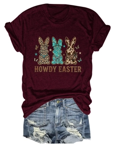 Détail de l'imprimé lapin Howdy Easter sur un t-shirt en coton de couleur bordeaux