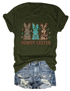 Détail du t-shirt vert foncé avec graphismes de lapins de Pâques et texte Howdy Easter